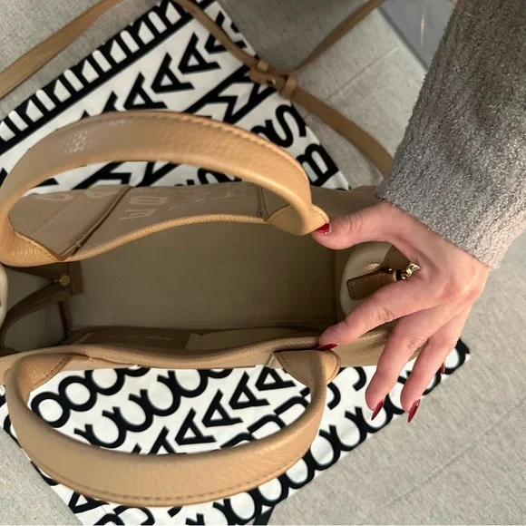 Marc Jacobs Medium Tan Leather Tote - Picture 11 of 11